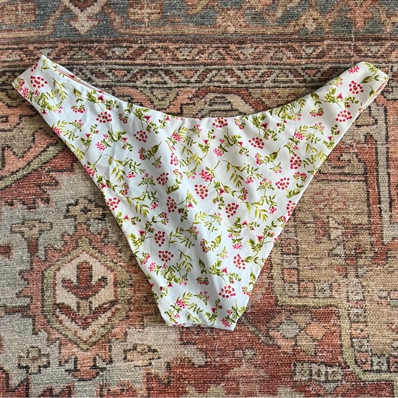 J. Crew Curved Waist Cheeky Bikini Bottom In Cloud Meadow Floral Size Medium NWT - Picture 2 of 8